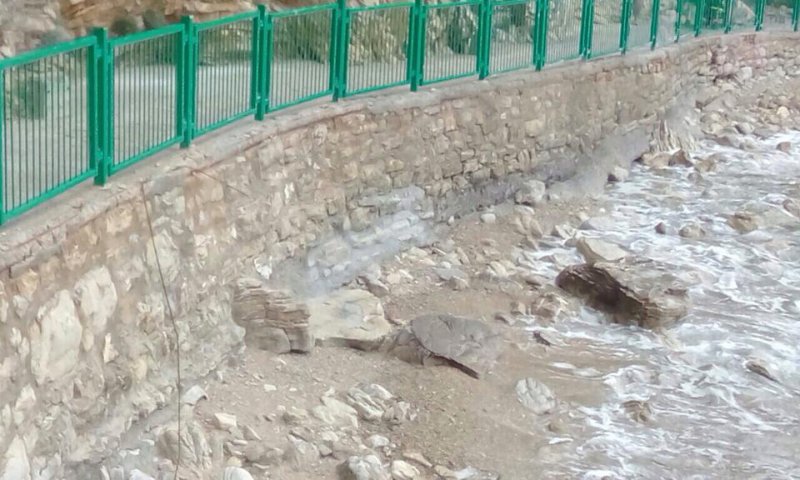 Sanirana ograda i obalni zid na pješačkoj stazi prema plaži Mogren