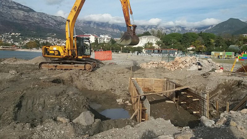 Počeli radovi na izgradnji pristupne rampe za lica sa smanjenom pokretljivošću i lica sa invaliditem na plaži Topolica u Baru