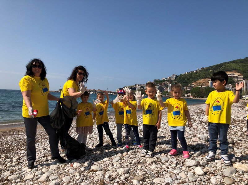 Povodom međunarodnog Dana Planete Zemlje organizovana akcija čišćenja i uređenja prostora na Slovenskoj plaži u Budvi