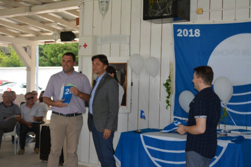 Prva Plava zastavica u 2018. godini podignuta danas na budvanskoj plaži Kamenovo